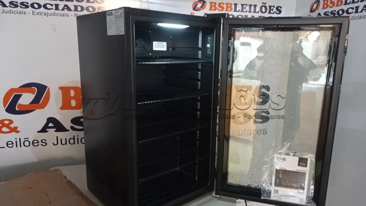 LOTE 020 - 01 CERVEJEIRA EOS BIERHAUS 98 LITROS FROST FREE ECE100 220VOLTS (NO ESTADO, NÃO SABEMOS SE FUNCIONA. LEILÃO NÃO TEM GARANTIA E NEM DEVOLUÇÃO, SUJEITO A POSSÍVEIS AVARIAS VISÍVEIS/OCULTAS E/OU AUSÊNCIA DE COMPONENTES)