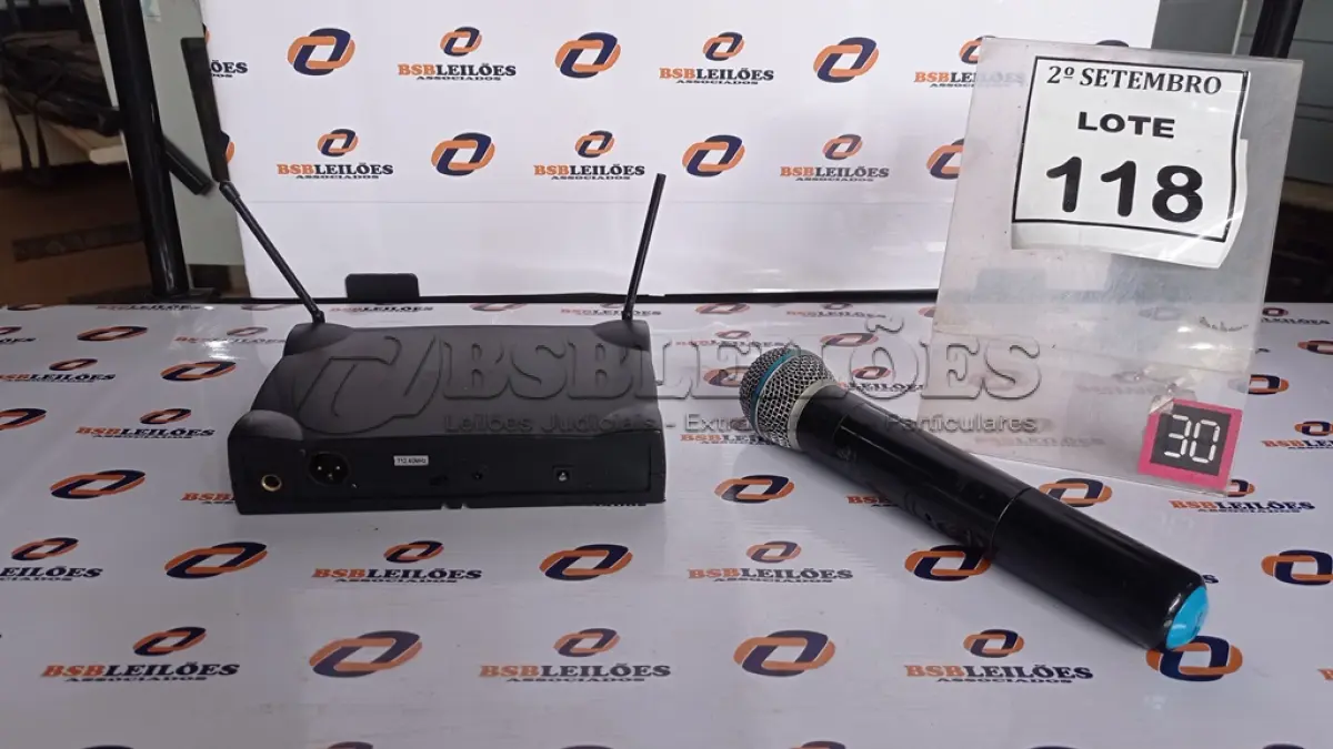 LOTE 118 - 01 MICROFONE COM RECEPTOR. (NO ESTADO) ATENÇÃO! FAZER A VISITAÇÃO ANTES DE ARREMATAR, NÃO SABEMOS SE FUNCIONA, LEILÃO NÃO TEM GARANTIA E NEM DEVOLUÇÃO, SUJEITO A POSSÍVEIS AVARIAS VISÍVEIS/OCULTAS E/OU AUSÊNCIA DE COMPONENTES.