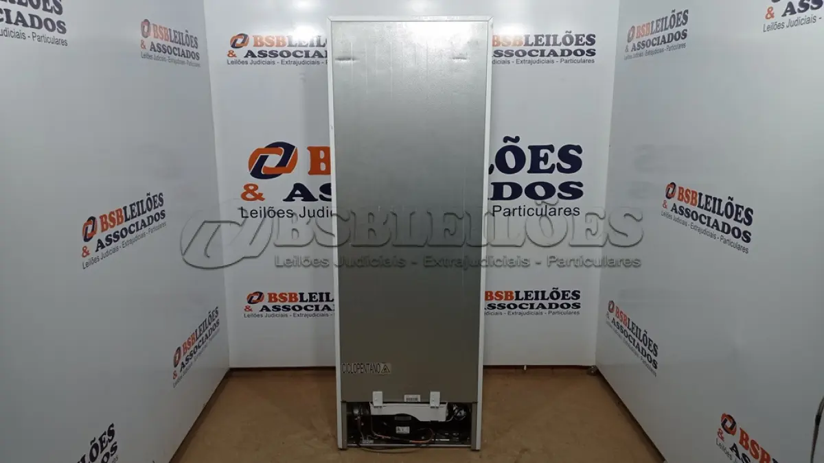 LOTE 025 - 01 GELADEIRA DUPLEX 294L CYCLE DEFROST BRANCA MIDEA - 220 VOLTS (NO ESTADO, NÃO SABEMOS SE FUNCIONA. LEILÃO NÃO TEM GARANTIA E NEM DEVOLUÇÃO, SUJEITO A POSSÍVEIS AVARIAS VISÍVEIS/OCULTAS E/OU AUSÊNCIA DE COMPONENTES)
