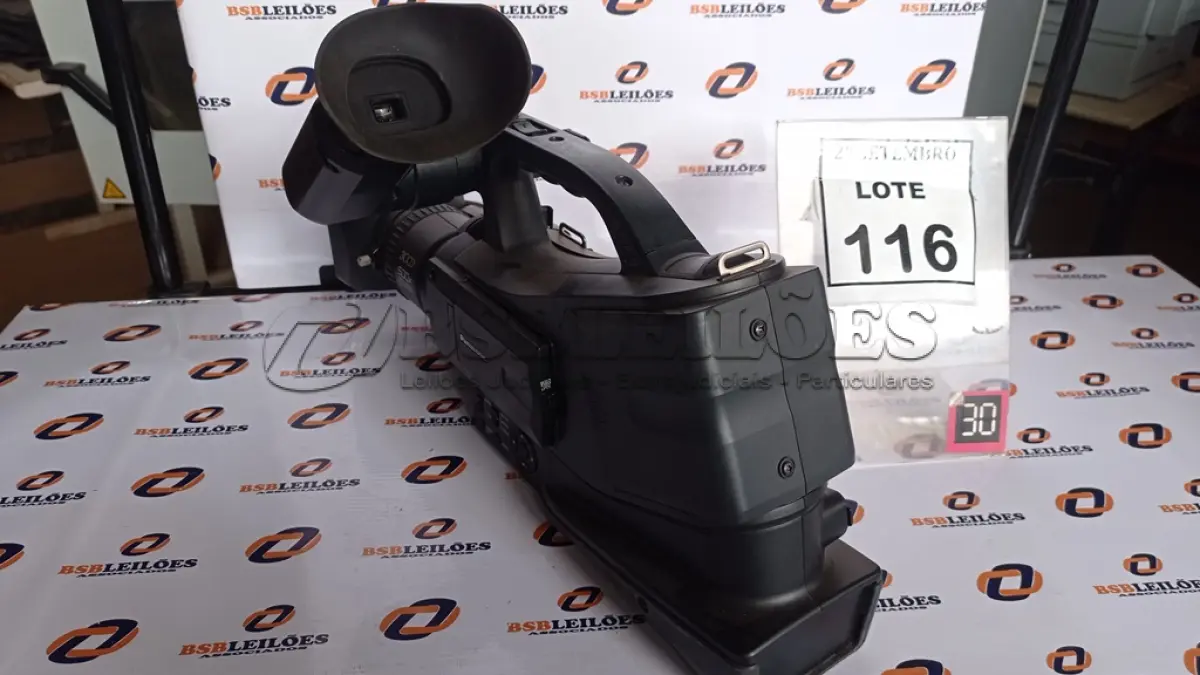 LOTE 116 - 01 FILMADORA PROFISSIONAL PANASONIC MODELO DVC20P. (NO ESTADO) ATENÇÃO! FAZER A VISITAÇÃO ANTES DE ARREMATAR, NÃO SABEMOS SE FUNCIONA, LEILÃO NÃO TEM GARANTIA E NEM DEVOLUÇÃO, SUJEITO A POSSÍVEIS AVARIAS VISÍVEIS/OCULTAS E/OU AUSÊNCIA DE COMPONENTES.