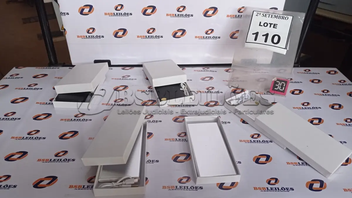 LOTE 110 - 05 BATERIAS EXTERNAS. (NO ESTADO) ATENÇÃO! FAZER A VISITAÇÃO ANTES DE ARREMATAR, NÃO SABEMOS SE FUNCIONA, LEILÃO NÃO TEM GARANTIA E NEM DEVOLUÇÃO, SUJEITO A POSSÍVEIS AVARIAS VISÍVEIS/OCULTAS E/OU AUSÊNCIA DE COMPONENTES.