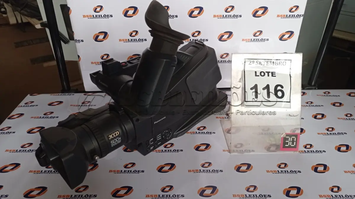 LOTE 116 - 01 FILMADORA PROFISSIONAL PANASONIC MODELO DVC20P. (NO ESTADO) ATENÇÃO! FAZER A VISITAÇÃO ANTES DE ARREMATAR, NÃO SABEMOS SE FUNCIONA, LEILÃO NÃO TEM GARANTIA E NEM DEVOLUÇÃO, SUJEITO A POSSÍVEIS AVARIAS VISÍVEIS/OCULTAS E/OU AUSÊNCIA DE COMPONENTES.