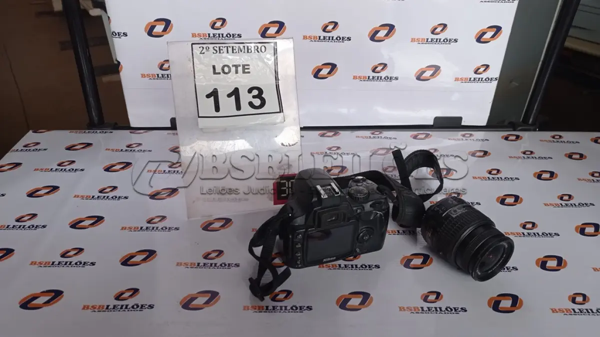 LOTE 113 - 01 CÂMERA NIKON MODELO D40X. (NO ESTADO) ATENÇÃO! FAZER A VISITAÇÃO ANTES DE ARREMATAR, NÃO SABEMOS SE FUNCIONA, LEILÃO NÃO TEM GARANTIA E NEM DEVOLUÇÃO, SUJEITO A POSSÍVEIS AVARIAS VISÍVEIS/OCULTAS E/OU AUSÊNCIA DE COMPONENTES.