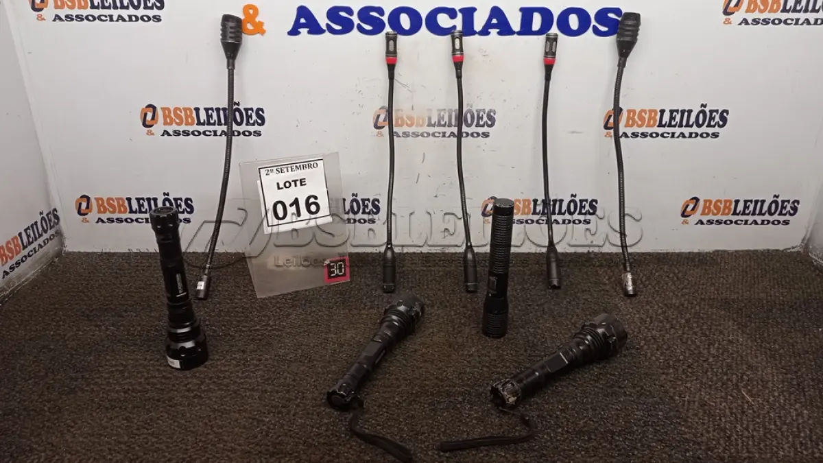 LOTE 016 - 05 MICROFONES DE MESA E 02 LANTERNAS. (NO ESTADO) ATENÇÃO! FAZER A VISITAÇÃO ANTES DE ARREMATAR, NÃO SABEMOS SE FUNCIONA, LEILÃO NÃO TEM GARANTIA E NEM DEVOLUÇÃO, SUJEITO A POSSÍVEIS AVARIAS VISÍVEIS/OCULTAS E/OU AUSÊNCIA DE COMPONENTES.