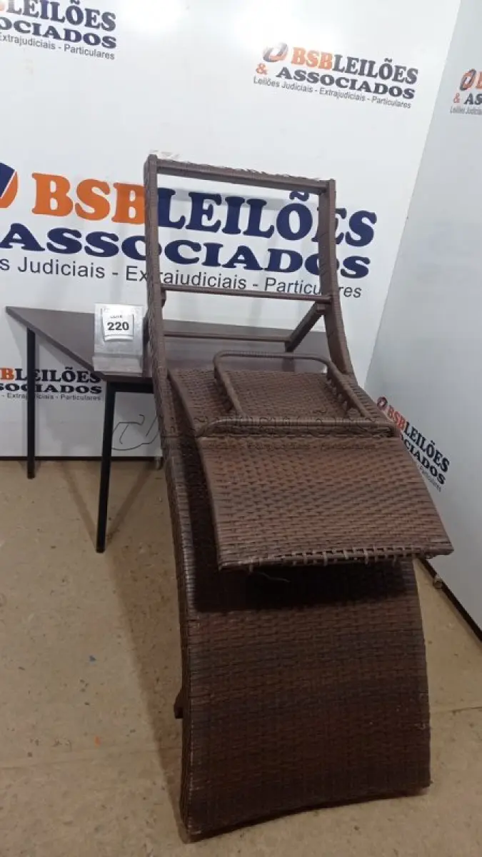 LOTE 220 - 01 ESPREGUIÇADEIRA. (NO ESTADO EM QUE SE ENCONTRA. SUJEITO A AVARIAS OCULTAS/VISÍVEIS.) BH1638A