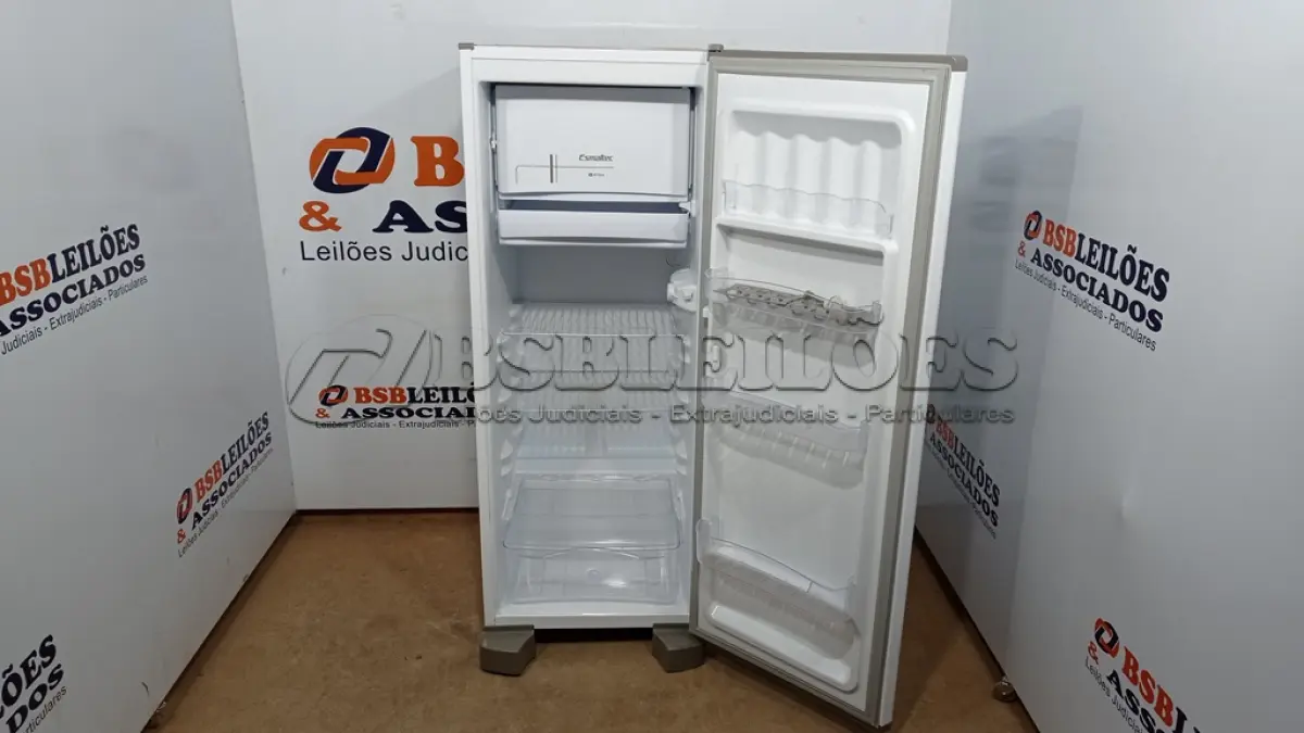 LOTE 005 - 01  GELADEIRA ESMALTEC 245L CYCLE DEFROST INVERTER ROC31 PRO - 220VOLTS (NO ESTADO, NÃO SABEMOS SE FUNCIONA. LEILÃO NÃO TEM GARANTIA E NEM DEVOLUÇÃO, SUJEITO A POSSÍVEIS AVARIAS VISÍVEIS/OCULTAS E/OU AUSÊNCIA DE COMPONENTES)
