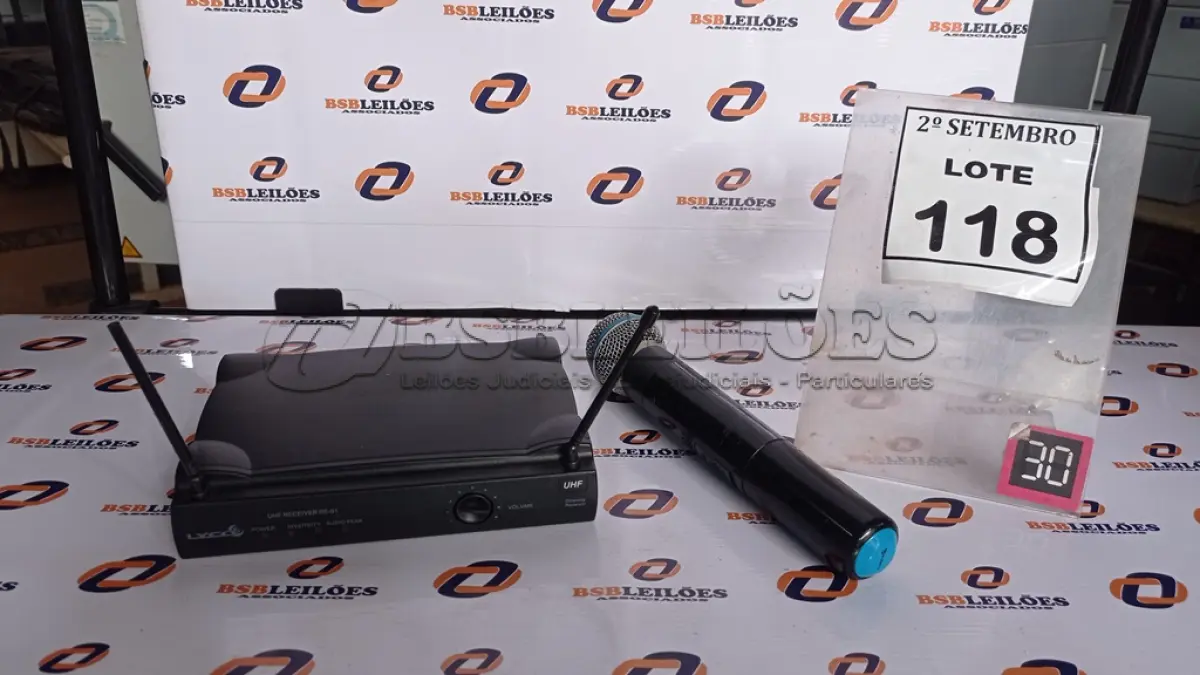 LOTE 118 - 01 MICROFONE COM RECEPTOR. (NO ESTADO) ATENÇÃO! FAZER A VISITAÇÃO ANTES DE ARREMATAR, NÃO SABEMOS SE FUNCIONA, LEILÃO NÃO TEM GARANTIA E NEM DEVOLUÇÃO, SUJEITO A POSSÍVEIS AVARIAS VISÍVEIS/OCULTAS E/OU AUSÊNCIA DE COMPONENTES.