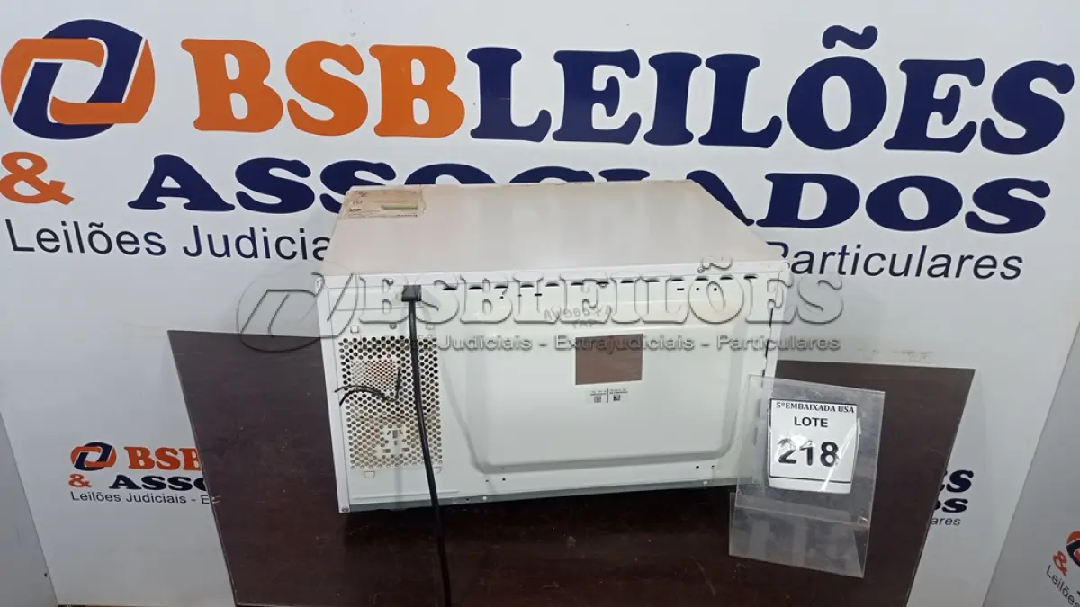 LOTE 218 - 01 MICROONDAS PANASONIC 220V. (NO ESTADO EM QUE SE ENCONTRA. SUJEITO A AVARIAS OCULTAS/VISÍVEIS.) AV9957A