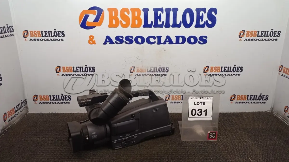 LOTE 031 - 01 FILMADORA PROFISSIONAL MARCA PANASONIC. (NO ESTADO) ATENÇÃO! FAZER A VISITAÇÃO ANTES DE ARREMATAR, NÃO SABEMOS SE FUNCIONA, LEILÃO NÃO TEM GARANTIA E NEM DEVOLUÇÃO, SUJEITO A POSSÍVEIS AVARIAS VISÍVEIS/OCULTAS E/OU AUSÊNCIA DE COMPONENTES.