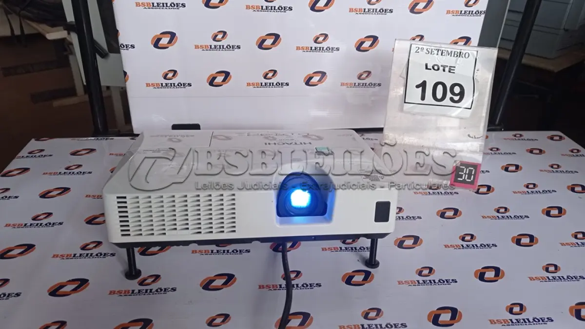 LOTE 109 - 01 PROJETOR MARCA HITACHI. (NO ESTADO) ATENÇÃO! FAZER A VISITAÇÃO ANTES DE ARREMATAR, NÃO SABEMOS SE FUNCIONA, LEILÃO NÃO TEM GARANTIA E NEM DEVOLUÇÃO, SUJEITO A POSSÍVEIS AVARIAS VISÍVEIS/OCULTAS E/OU AUSÊNCIA DE COMPONENTES.