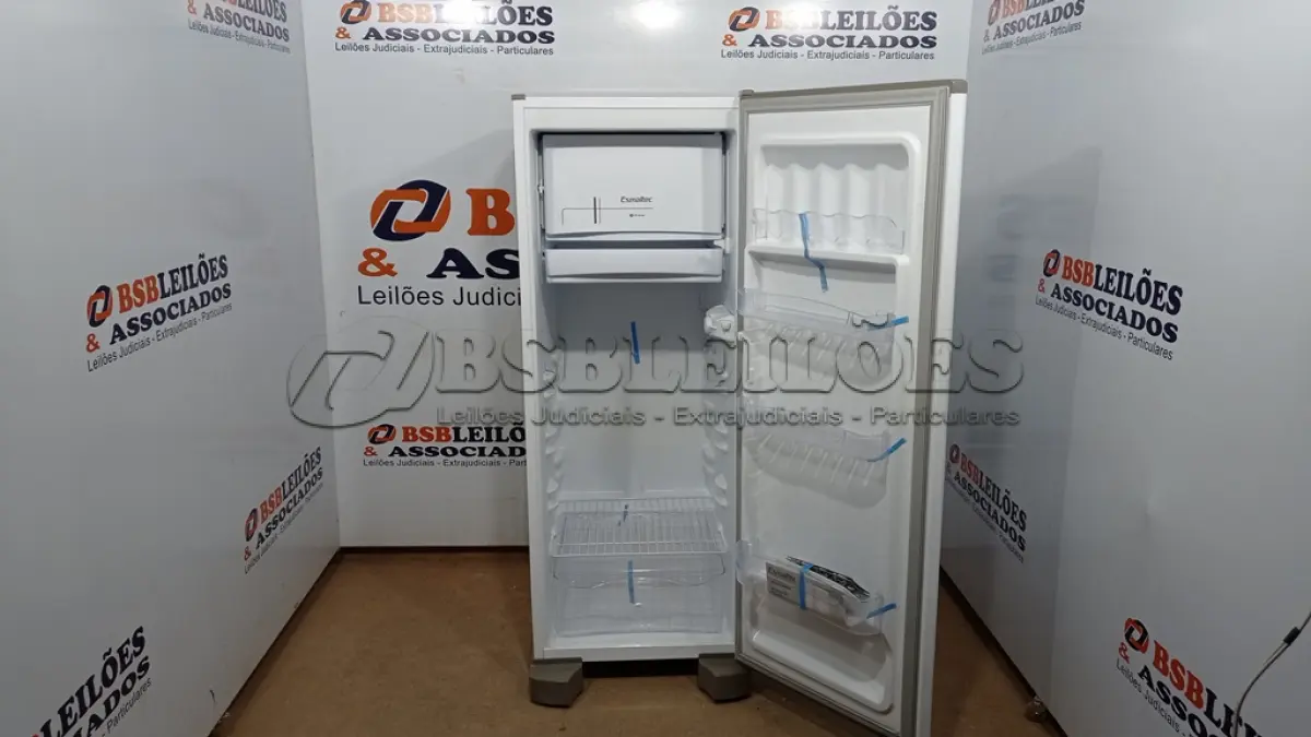LOTE 017 - 01  GELADEIRA ESMALTEC 245L CYCLE DEFROST INVERTER ROC31 PRO - 220VOLTS (NO ESTADO, NÃO SABEMOS SE FUNCIONA. LEILÃO NÃO TEM GARANTIA E NEM DEVOLUÇÃO, SUJEITO A POSSÍVEIS AVARIAS VISÍVEIS/OCULTAS E/OU AUSÊNCIA DE COMPONENTES)