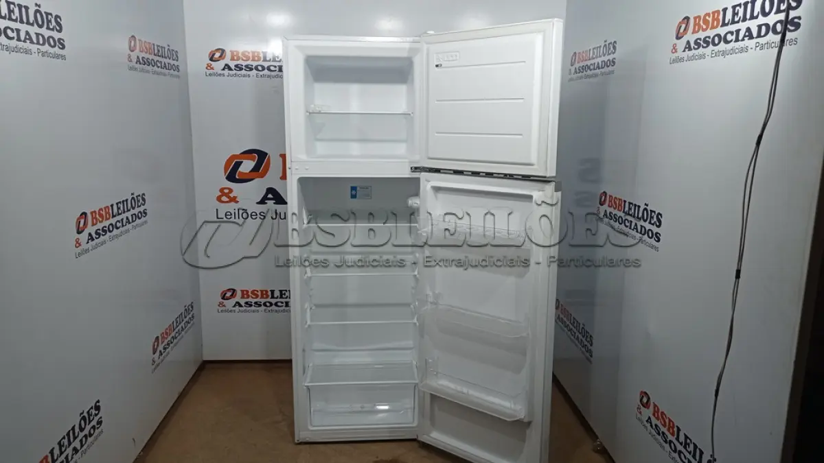 LOTE 025 - 01 GELADEIRA DUPLEX 294L CYCLE DEFROST BRANCA MIDEA - 220 VOLTS (NO ESTADO, NÃO SABEMOS SE FUNCIONA. LEILÃO NÃO TEM GARANTIA E NEM DEVOLUÇÃO, SUJEITO A POSSÍVEIS AVARIAS VISÍVEIS/OCULTAS E/OU AUSÊNCIA DE COMPONENTES)