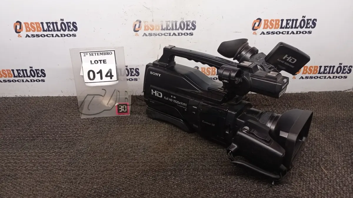 LOTE 014 - 01 FILMADORA PROFISSIONAL FULL HD 1920 X 1080 MARCA SONY. (NO ESTADO) ATENÇÃO! FAZER A VISITAÇÃO ANTES DE ARREMATAR, NÃO SABEMOS SE FUNCIONA, LEILÃO NÃO TEM GARANTIA E NEM DEVOLUÇÃO, SUJEITO A POSSÍVEIS AVARIAS VISÍVEIS/OCULTAS E/OU AUSÊNCIA DE COMPONENTES.