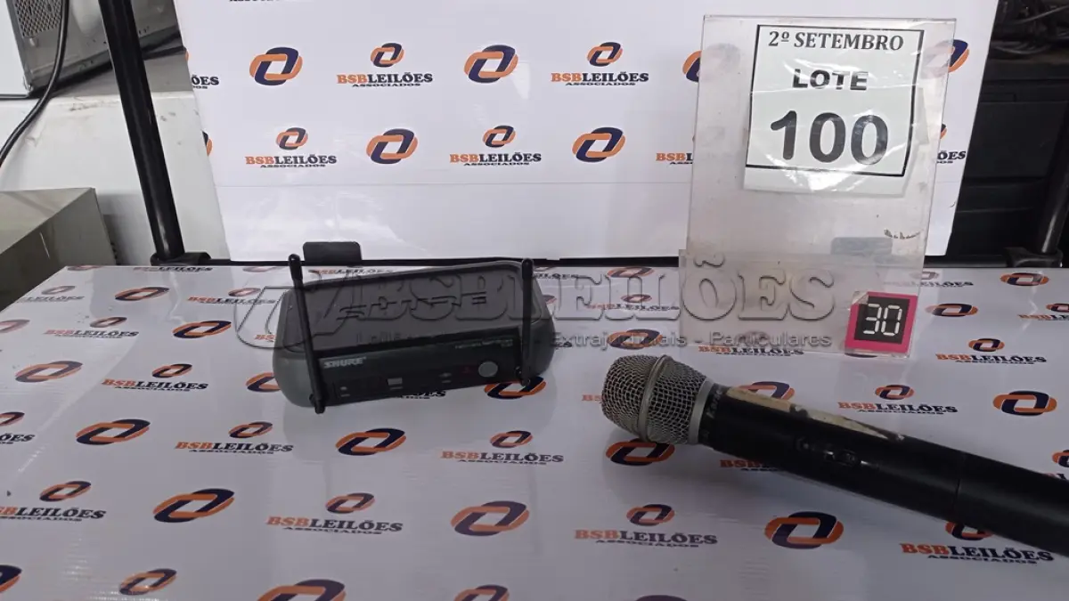 LOTE 100 - 01 MICROFONE E 01 RECEPTOR. (NO ESTADO) ATENÇÃO! FAZER A VISITAÇÃO ANTES DE ARREMATAR, NÃO SABEMOS SE FUNCIONA, LEILÃO NÃO TEM GARANTIA E NEM DEVOLUÇÃO, SUJEITO A POSSÍVEIS AVARIAS VISÍVEIS/OCULTAS E/OU AUSÊNCIA DE COMPONENTES.