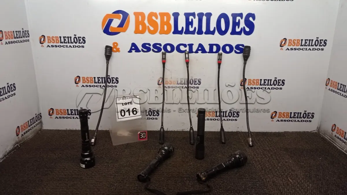 LOTE 016 - 05 MICROFONES DE MESA E 02 LANTERNAS. (NO ESTADO) ATENÇÃO! FAZER A VISITAÇÃO ANTES DE ARREMATAR, NÃO SABEMOS SE FUNCIONA, LEILÃO NÃO TEM GARANTIA E NEM DEVOLUÇÃO, SUJEITO A POSSÍVEIS AVARIAS VISÍVEIS/OCULTAS E/OU AUSÊNCIA DE COMPONENTES.