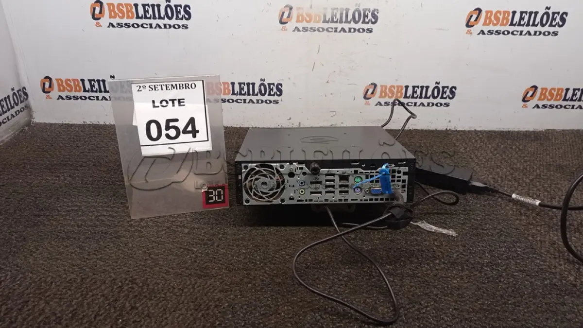 LOTE 054 - 01 MINI PC MARCA HP. (NO ESTADO) ATENÇÃO! FAZER A VISITAÇÃO ANTES DE ARREMATAR, NÃO SABEMOS SE FUNCIONA, LEILÃO NÃO TEM GARANTIA E NEM DEVOLUÇÃO, SUJEITO A POSSÍVEIS AVARIAS VISÍVEIS/OCULTAS E/OU AUSÊNCIA DE COMPONENTES.