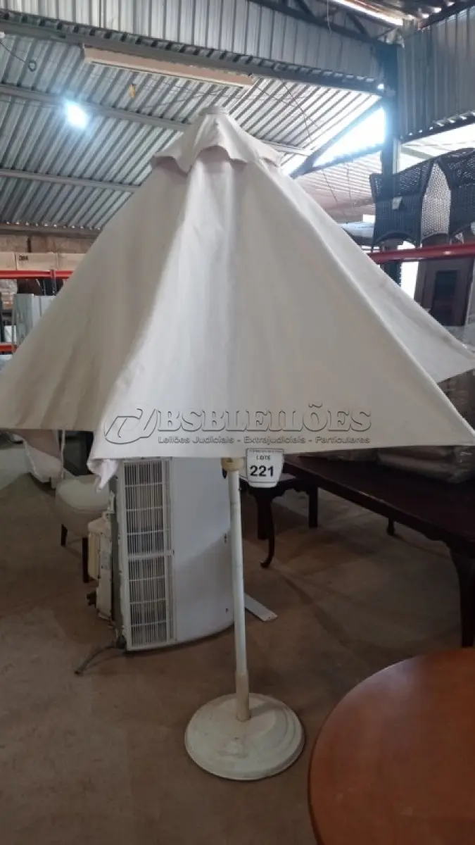 LOTE 221 - 01 UMBRELLA (GUARDA SOL). (NO ESTADO EM QUE SE ENCONTRA. SUJEITO A AVARIAS OCULTAS/VISÍVEIS.)  BH1656K
