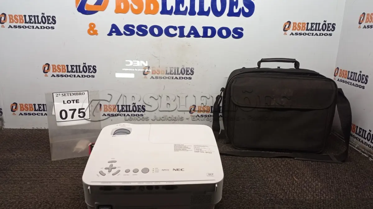 LOTE 075 - 01 PROJETOR MARCA NEC. (NO ESTADO) ATENÇÃO! FAZER A VISITAÇÃO ANTES DE ARREMATAR, NÃO SABEMOS SE FUNCIONA, LEILÃO NÃO TEM GARANTIA E NEM DEVOLUÇÃO, SUJEITO A POSSÍVEIS AVARIAS VISÍVEIS/OCULTAS E/OU AUSÊNCIA DE COMPONENTES.