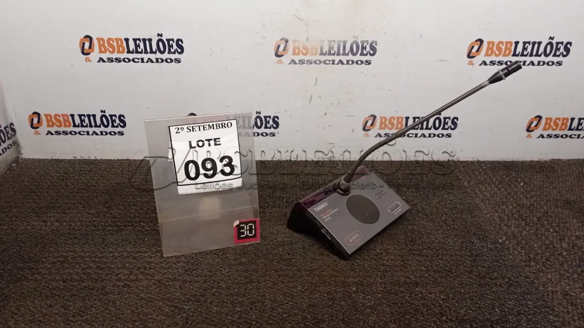 LOTE 093 - 01 MICROFONE DE MESA COM BASE. (NO ESTADO) ATENÇÃO! FAZER A VISITAÇÃO ANTES DE ARREMATAR, NÃO SABEMOS SE FUNCIONA, LEILÃO NÃO TEM GARANTIA E NEM DEVOLUÇÃO, SUJEITO A POSSÍVEIS AVARIAS VISÍVEIS/OCULTAS E/OU AUSÊNCIA DE COMPONENTES.