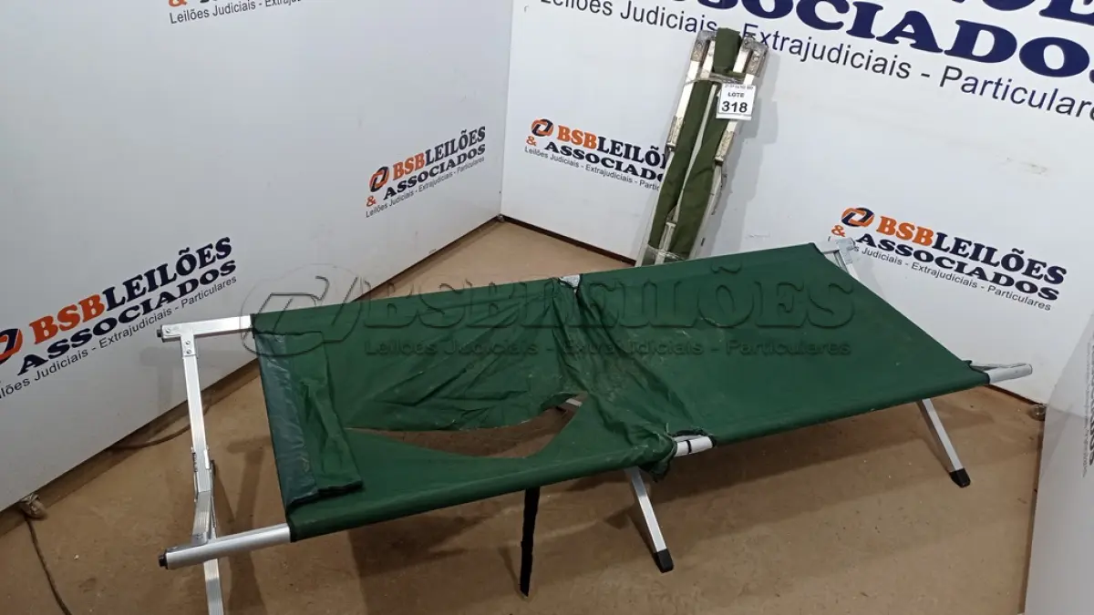 LOTE 318 - 01 CAMA DOBRÁVEL PORTÁTIL ESTRUTURA EM ALUMÍNIO. (NO ESTADO) ATENÇÃO! FAZER A VISITAÇÃO ANTES DE ARREMATAR, NÃO SABEMOS SE FUNCIONA, LEILÃO NÃO TEM GARANTIA E NEM DEVOLUÇÃO, SUJEITO A POSSÍVEIS AVARIAS VISÍVEIS/OCULTAS E/OU AUSÊNCIA DE COMPONENTES.