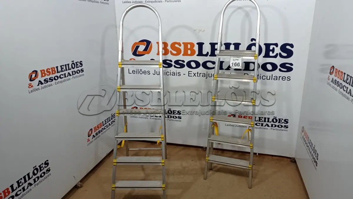 LOTE 166 - 02 ESCADAS DE ALUMÍNIO DOBRÁVEL. (NO ESTADO) ATENÇÃO! FAZER A VISITAÇÃO ANTES DE ARREMATAR, NÃO SABEMOS SE FUNCIONA, LEILÃO NÃO TEM GARANTIA E NEM DEVOLUÇÃO, SUJEITO A POSSÍVEIS AVARIAS VISÍVEIS/OCULTAS E/OU AUSÊNCIA DE COMPONENTES.