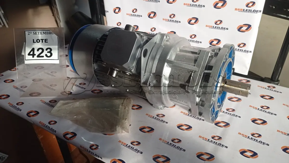 LOTE 423 - 01 MOTOR ELÉTRICO COM REDUTOR DE VELOCIDADE. (NO ESTADO) ATENÇÃO! FAZER A VISITAÇÃO ANTES DE ARREMATAR, NÃO SABEMOS SE FUNCIONA, LEILÃO NÃO TEM GARANTIA E NEM DEVOLUÇÃO, SUJEITO A POSSÍVEIS AVARIAS VISÍVEIS/OCULTAS E/OU AUSÊNCIA DE COMPONENTES.