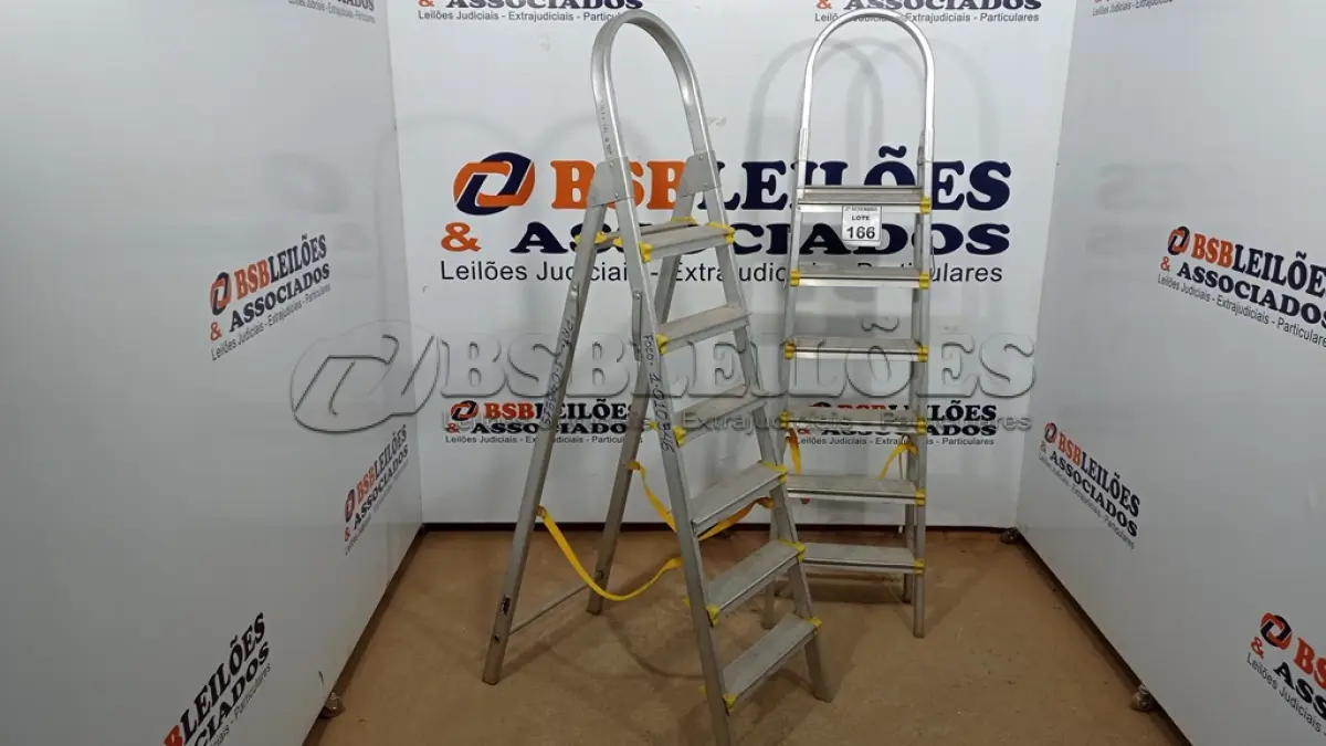 LOTE 166 - 02 ESCADAS DE ALUMÍNIO DOBRÁVEL. (NO ESTADO) ATENÇÃO! FAZER A VISITAÇÃO ANTES DE ARREMATAR, NÃO SABEMOS SE FUNCIONA, LEILÃO NÃO TEM GARANTIA E NEM DEVOLUÇÃO, SUJEITO A POSSÍVEIS AVARIAS VISÍVEIS/OCULTAS E/OU AUSÊNCIA DE COMPONENTES.