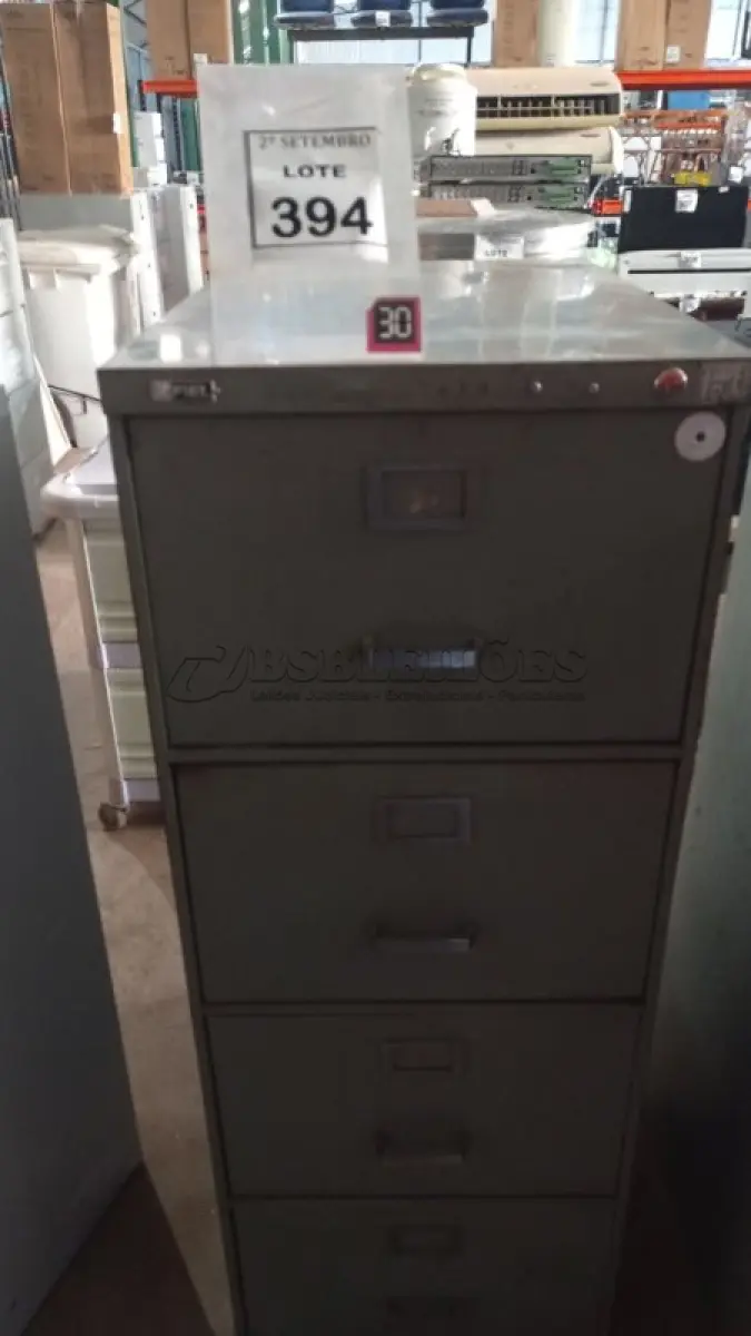LOTE 394 - 01 ARQUIVO DE AÇO COM 04 GAVETAS. (NO ESTADO) ATENÇÃO! FAZER A VISITAÇÃO ANTES DE ARREMATAR, NÃO SABEMOS SE FUNCIONA, LEILÃO NÃO TEM GARANTIA E NEM DEVOLUÇÃO, SUJEITO A POSSÍVEIS AVARIAS VISÍVEIS/OCULTAS E/OU AUSÊNCIA DE COMPONENTES.