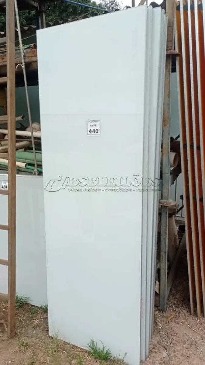 LOTE 440 - 07 PAINÉIS DE VIDRO NA COR BRANCA DE 2,40X0,80. (NO ESTADO) ATENÇÃO! FAZER A VISITAÇÃO ANTES DE ARREMATAR, NÃO SABEMOS SE FUNCIONA, LEILÃO NÃO TEM GARANTIA E NEM DEVOLUÇÃO, SUJEITO A POSSÍVEIS AVARIAS VISÍVEIS/OCULTAS E/OU AUSÊNCIA DE COMPONENTES.