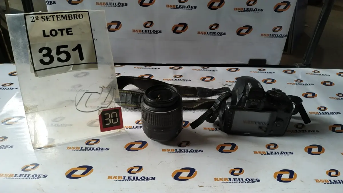 LOTE 351 - 01 MÁQUINA FOTOGRÁFICA DIGITAL MARCA NIKON MODELO D3000. (NO ESTADO) ATENÇÃO! FAZER A VISITAÇÃO ANTES DE ARREMATAR, NÃO SABEMOS SE FUNCIONA, LEILÃO NÃO TEM GARANTIA E NEM DEVOLUÇÃO, SUJEITO A POSSÍVEIS AVARIAS VISÍVEIS/OCULTAS E/OU AUSÊNCIA DE COMPONENTES.