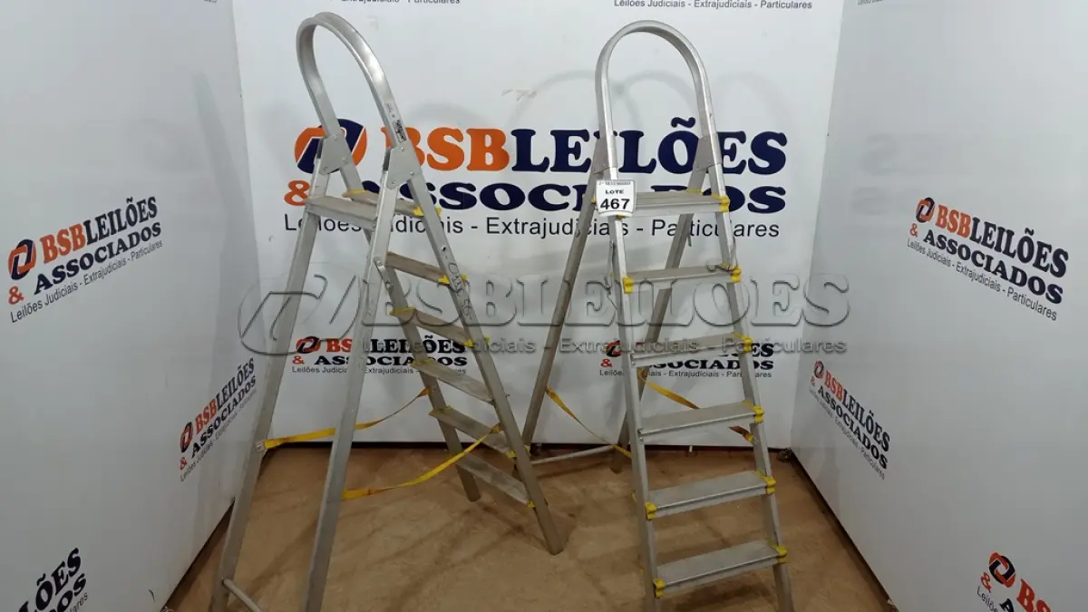 LOTE 467 - 02 ESCADAS DE ALUMÍNIO DOBRÁVEL. (NO ESTADO) ATENÇÃO! FAZER A VISITAÇÃO ANTES DE ARREMATAR, NÃO SABEMOS SE FUNCIONA, LEILÃO NÃO TEM GARANTIA E NEM DEVOLUÇÃO, SUJEITO A POSSÍVEIS AVARIAS VISÍVEIS/OCULTAS E/OU AUSÊNCIA DE COMPONENTES.