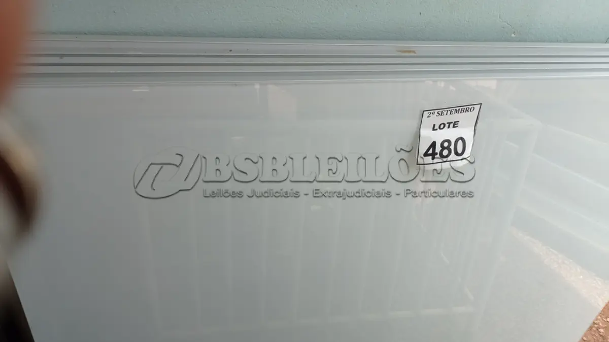 LOTE 480 - 05 PAINÉIS DE VIDRO NA COR BRANCA DE 1,20X1,32. (NO ESTADO) ATENÇÃO! FAZER A VISITAÇÃO ANTES DE ARREMATAR, NÃO SABEMOS SE FUNCIONA, LEILÃO NÃO TEM GARANTIA E NEM DEVOLUÇÃO, SUJEITO A POSSÍVEIS AVARIAS VISÍVEIS/OCULTAS E/OU AUSÊNCIA DE COMPONENTES.