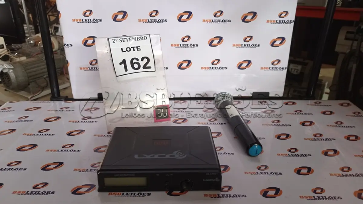 LOTE 162 - 01 MICROFONE COM RECEPTOR. (NO ESTADO) ATENÇÃO! FAZER A VISITAÇÃO ANTES DE ARREMATAR, NÃO SABEMOS SE FUNCIONA, LEILÃO NÃO TEM GARANTIA E NEM DEVOLUÇÃO, SUJEITO A POSSÍVEIS AVARIAS VISÍVEIS/OCULTAS E/OU AUSÊNCIA DE COMPONENTES.