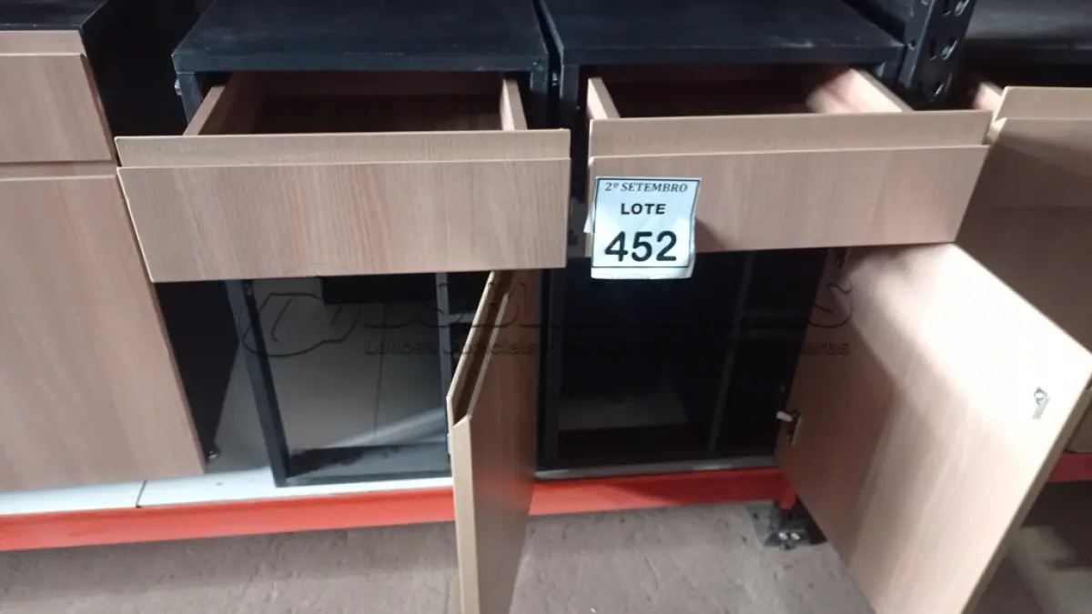 LOTE 452 - 02 GAVETEIROS COM 01 GAVETA E SUPORTE PARA CPU. (NO ESTADO) ATENÇÃO! FAZER A VISITAÇÃO ANTES DE ARREMATAR, NÃO SABEMOS SE FUNCIONA, LEILÃO NÃO TEM GARANTIA E NEM DEVOLUÇÃO, SUJEITO A POSSÍVEIS AVARIAS VISÍVEIS/OCULTAS E/OU AUSÊNCIA DE COMPONENTES.