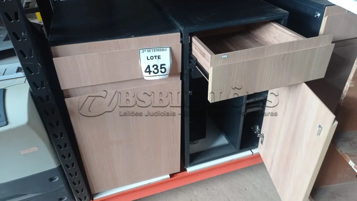 LOTE 435 - 02 GAVETEIROS COM 01 GAVETA E SUPORTE PARA CPU. (NO ESTADO) ATENÇÃO! FAZER A VISITAÇÃO ANTES DE ARREMATAR, NÃO SABEMOS SE FUNCIONA, LEILÃO NÃO TEM GARANTIA E NEM DEVOLUÇÃO, SUJEITO A POSSÍVEIS AVARIAS VISÍVEIS/OCULTAS E/OU AUSÊNCIA DE COMPONENTES.