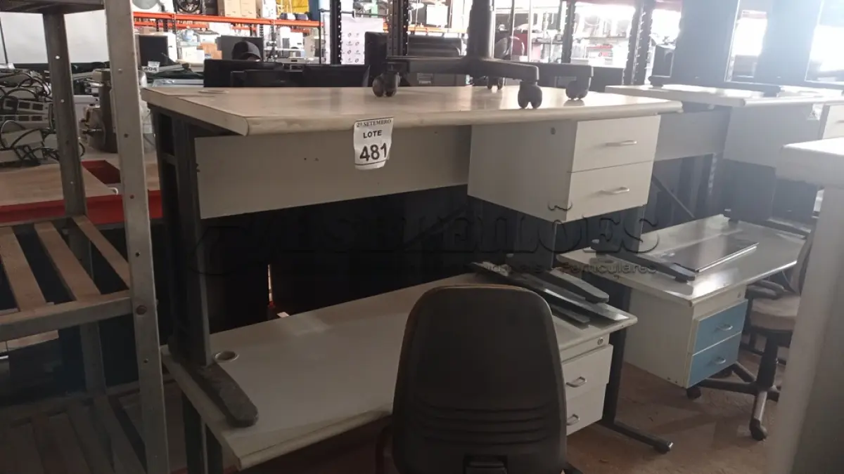 LOTE 481 - 02 MESAS E 02 CADEIRAS. (NO ESTADO) ATENÇÃO! FAZER A VISITAÇÃO ANTES DE ARREMATAR, NÃO SABEMOS SE FUNCIONA, LEILÃO NÃO TEM GARANTIA E NEM DEVOLUÇÃO, SUJEITO A POSSÍVEIS AVARIAS VISÍVEIS/OCULTAS E/OU AUSÊNCIA DE COMPONENTES.