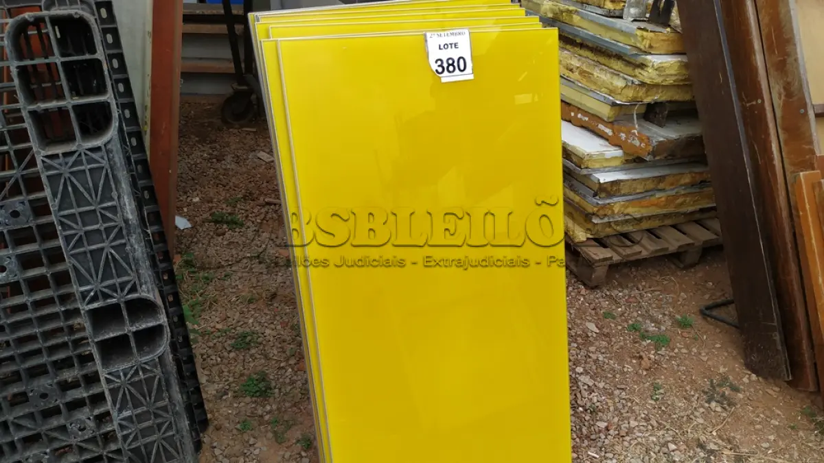 LOTE 380 - 08 PAINÉIS DE VIDRO NA COR BRANCA DE 1,20X0,61. (NO ESTADO) ATENÇÃO! FAZER A VISITAÇÃO ANTES DE ARREMATAR, NÃO SABEMOS SE FUNCIONA, LEILÃO NÃO TEM GARANTIA E NEM DEVOLUÇÃO, SUJEITO A POSSÍVEIS AVARIAS VISÍVEIS/OCULTAS E/OU AUSÊNCIA DE COMPONENTES.