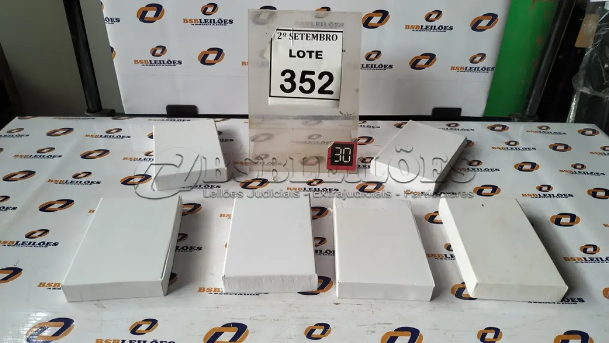 LOTE 352 - 05 BATERIAS EXTERNAS. (NO ESTADO) ATENÇÃO! FAZER A VISITAÇÃO ANTES DE ARREMATAR, NÃO SABEMOS SE FUNCIONA, LEILÃO NÃO TEM GARANTIA E NEM DEVOLUÇÃO, SUJEITO A POSSÍVEIS AVARIAS VISÍVEIS/OCULTAS E/OU AUSÊNCIA DE COMPONENTES.