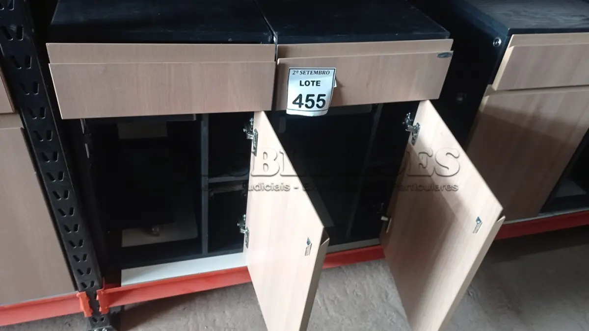 LOTE 455 - 02 GAVETEIROS COM 01 GAVETA E SUPORTE PARA CPU. (NO ESTADO) ATENÇÃO! FAZER A VISITAÇÃO ANTES DE ARREMATAR, NÃO SABEMOS SE FUNCIONA, LEILÃO NÃO TEM GARANTIA E NEM DEVOLUÇÃO, SUJEITO A POSSÍVEIS AVARIAS VISÍVEIS/OCULTAS E/OU AUSÊNCIA DE COMPONENTES.