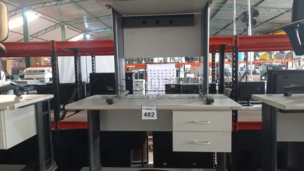 LOTE 482 - 02 ESCRIVANINHAS COM 02 GAVETAS, 01 MESA PEQUENA E 01 CADEIRA EXECUTIVA. (NO ESTADO) ATENÇÃO! FAZER A VISITAÇÃO ANTES DE ARREMATAR, NÃO SABEMOS SE FUNCIONA, LEILÃO NÃO TEM GARANTIA E NEM DEVOLUÇÃO, SUJEITO A POSSÍVEIS AVARIAS VISÍVEIS/OCULTAS E/OU AUSÊNCIA DE COMPONENTES.