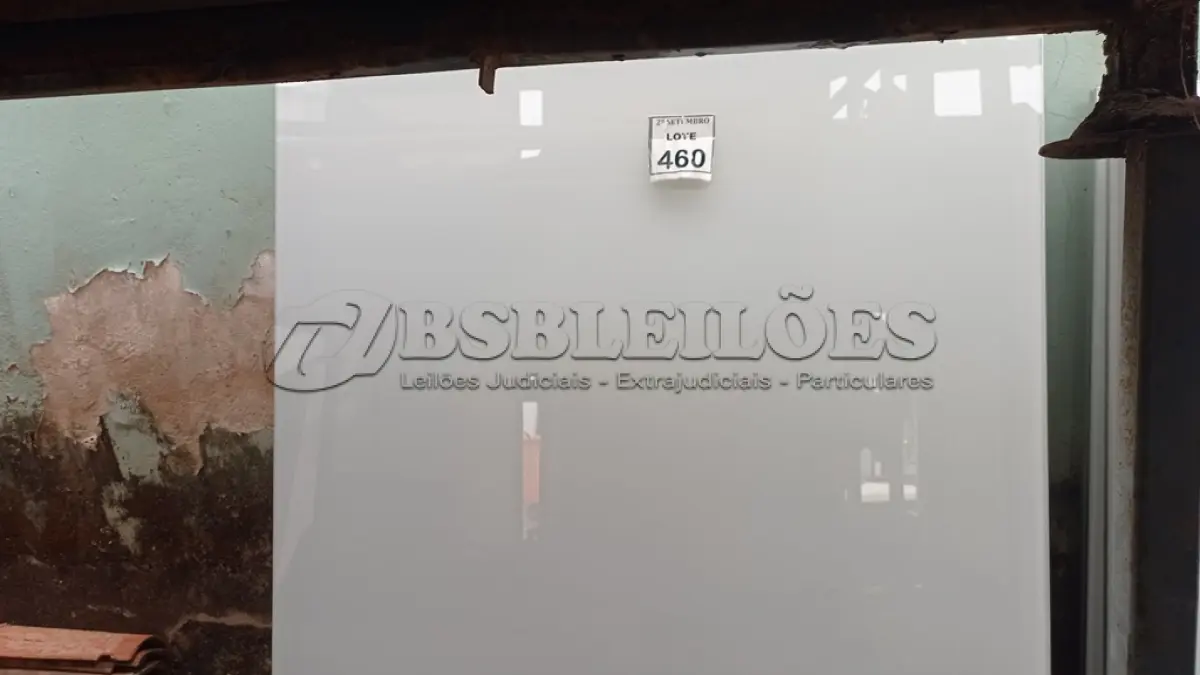 LOTE 460 - 05 PAINÉIS DE VIDRO NA COR BRANCA DE 1,20X1,32. (NO ESTADO) ATENÇÃO! FAZER A VISITAÇÃO ANTES DE ARREMATAR, NÃO SABEMOS SE FUNCIONA, LEILÃO NÃO TEM GARANTIA E NEM DEVOLUÇÃO, SUJEITO A POSSÍVEIS AVARIAS VISÍVEIS/OCULTAS E/OU AUSÊNCIA DE COMPONENTES.