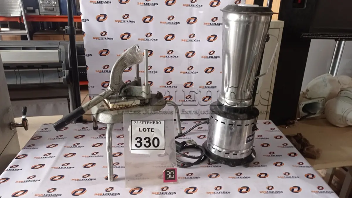 LOTE 330 - 01 LIQUIDIFICADOR SEMI-INDUSTRIAL E 01 PICADOR DE LEGUMES. (NO ESTADO) ATENÇÃO! FAZER A VISITAÇÃO ANTES DE ARREMATAR, NÃO SABEMOS SE FUNCIONA, LEILÃO NÃO TEM GARANTIA E NEM DEVOLUÇÃO, SUJEITO A POSSÍVEIS AVARIAS VISÍVEIS/OCULTAS E/OU AUSÊNCIA DE COMPONENTES.