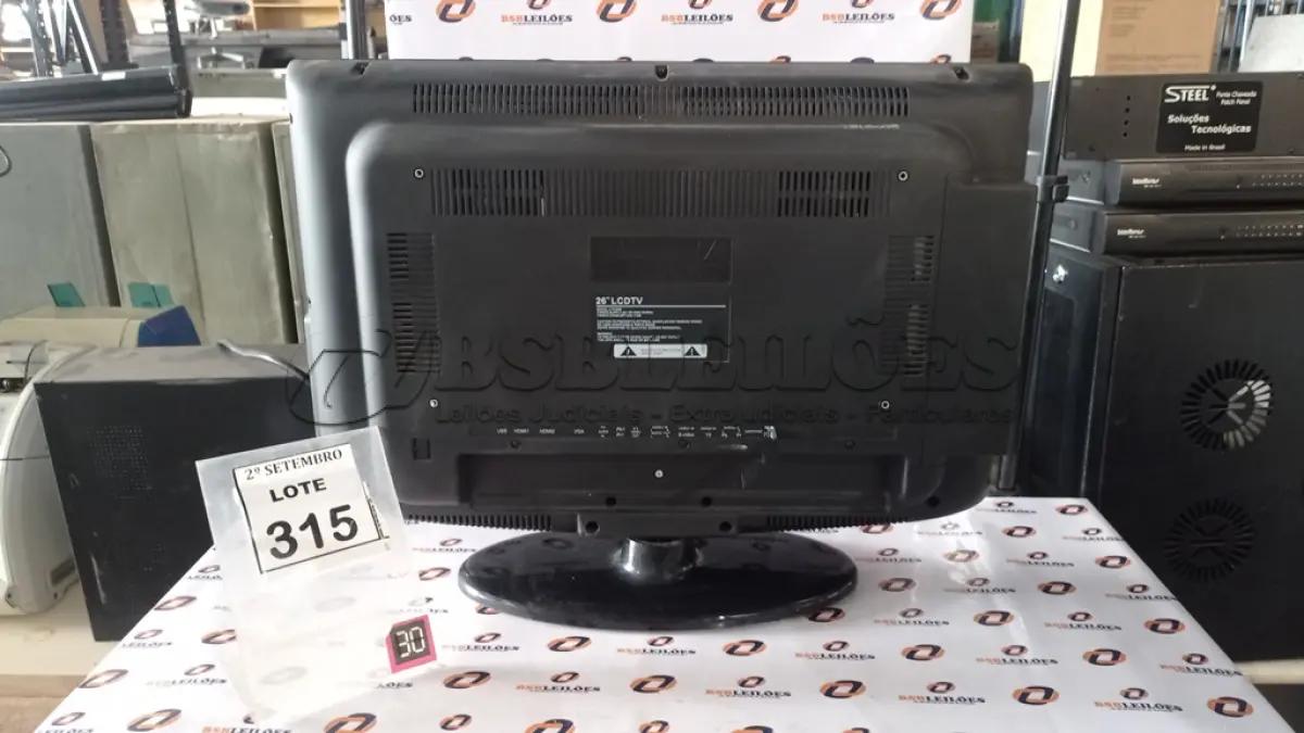 LOTE 315 - 01 TV LCD 26’’. (NO ESTADO) ATENÇÃO! FAZER A VISITAÇÃO ANTES DE ARREMATAR, NÃO SABEMOS SE FUNCIONA, LEILÃO NÃO TEM GARANTIA E NEM DEVOLUÇÃO, SUJEITO A POSSÍVEIS AVARIAS VISÍVEIS/OCULTAS E/OU AUSÊNCIA DE COMPONENTES.