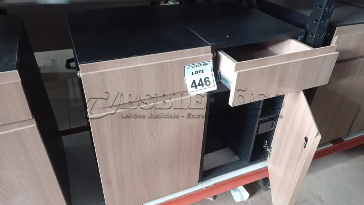 LOTE 446 - 02 GAVETEIROS COM 01 GAVETA E SUPORTE PARA CPU. (NO ESTADO) ATENÇÃO! FAZER A VISITAÇÃO ANTES DE ARREMATAR, NÃO SABEMOS SE FUNCIONA, LEILÃO NÃO TEM GARANTIA E NEM DEVOLUÇÃO, SUJEITO A POSSÍVEIS AVARIAS VISÍVEIS/OCULTAS E/OU AUSÊNCIA DE COMPONENTES.