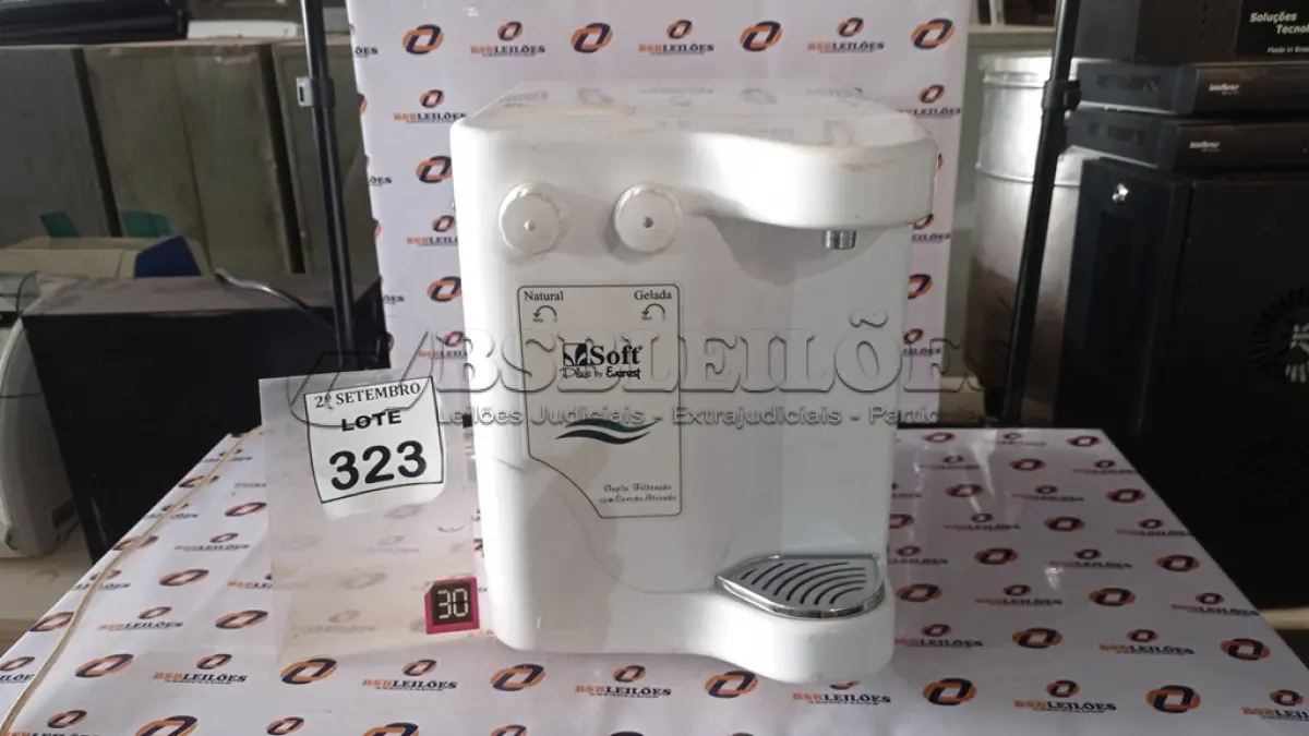 LOTE 323 - 01 PURIFICADOR DE ÁGUA MARCA SOFT. (NO ESTADO) ATENÇÃO! FAZER A VISITAÇÃO ANTES DE ARREMATAR, NÃO SABEMOS SE FUNCIONA, LEILÃO NÃO TEM GARANTIA E NEM DEVOLUÇÃO, SUJEITO A POSSÍVEIS AVARIAS VISÍVEIS/OCULTAS E/OU AUSÊNCIA DE COMPONENTES.