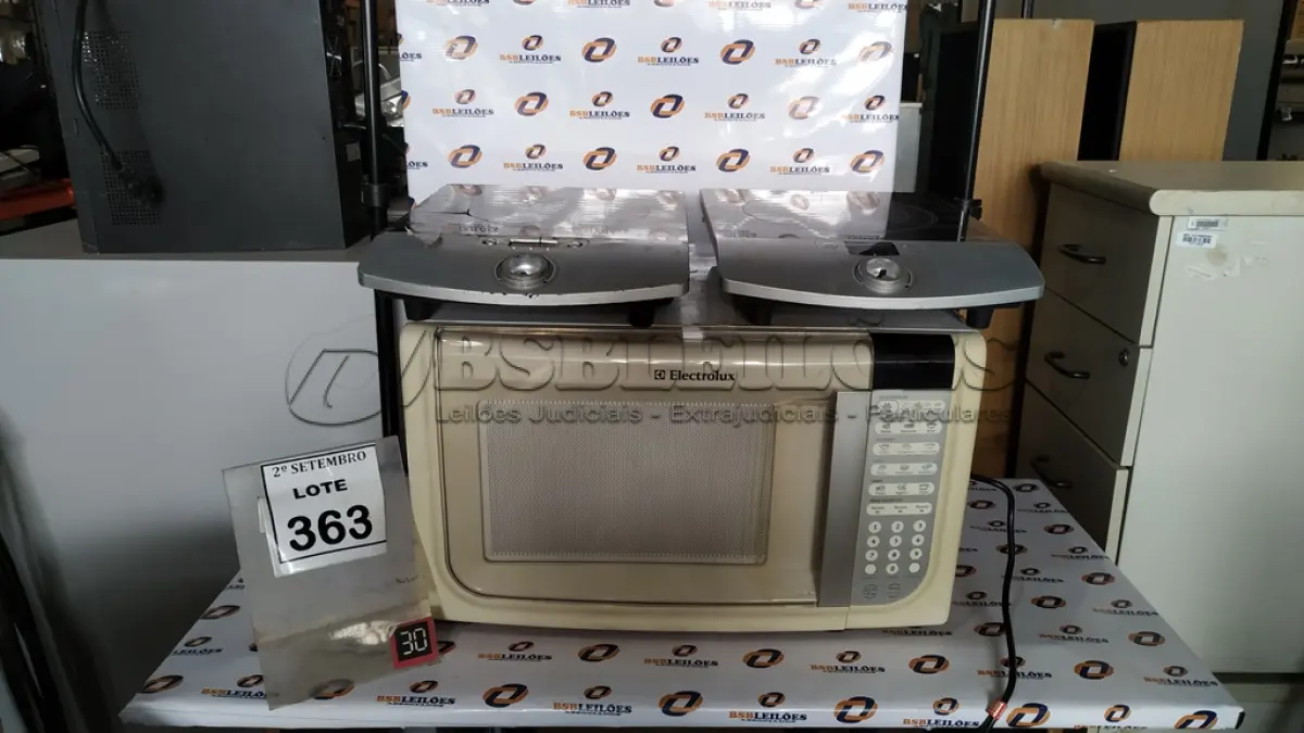 LOTE 363 - 02 FOGÕES DE INDUÇÃO E 01 MICRO-ONDAS MARCA ELECTROLUX. (NO ESTADO) ATENÇÃO! FAZER A VISITAÇÃO ANTES DE ARREMATAR, NÃO SABEMOS SE FUNCIONA, LEILÃO NÃO TEM GARANTIA E NEM DEVOLUÇÃO, SUJEITO A POSSÍVEIS AVARIAS VISÍVEIS/OCULTAS E/OU AUSÊNCIA DE COMPONENTES.