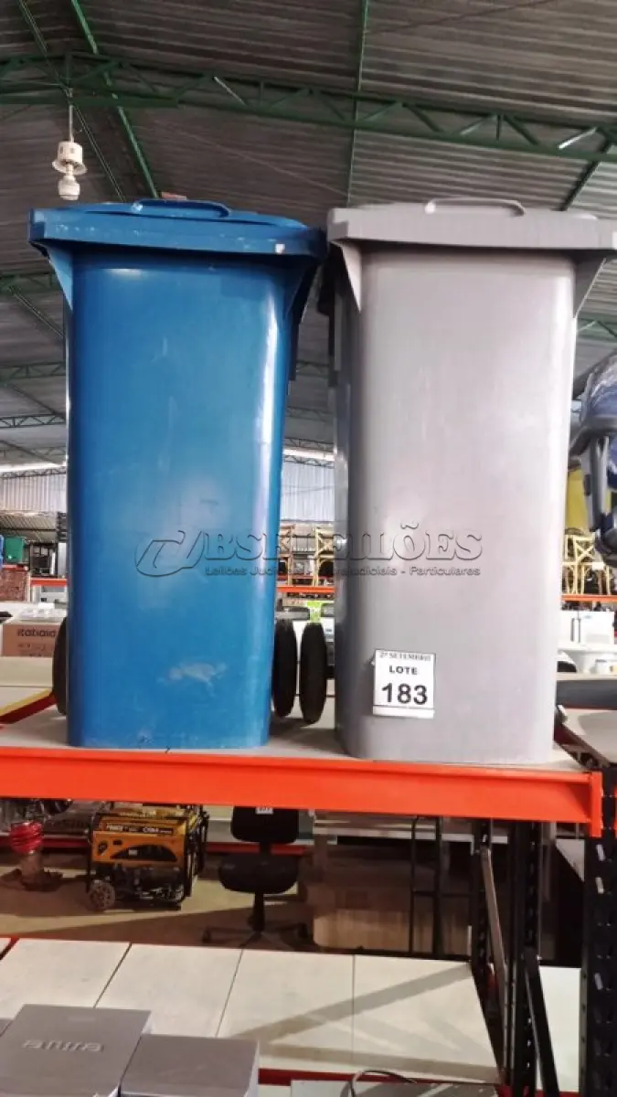 LOTE 183 - 02 LIXEIRAS GRANDE COM RODA. (NO ESTADO) ATENÇÃO! FAZER A VISITAÇÃO ANTES DE ARREMATAR, NÃO SABEMOS SE FUNCIONA, LEILÃO NÃO TEM GARANTIA E NEM DEVOLUÇÃO, SUJEITO A POSSÍVEIS AVARIAS VISÍVEIS/OCULTAS E/OU AUSÊNCIA DE COMPONENTES.