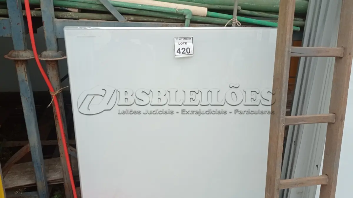 LOTE 420 - 04 PAINÉIS DE VIDRO NA COR BRANCO DE 1,27X1,19. (NO ESTADO) ATENÇÃO! FAZER A VISITAÇÃO ANTES DE ARREMATAR, NÃO SABEMOS SE FUNCIONA, LEILÃO NÃO TEM GARANTIA E NEM DEVOLUÇÃO, SUJEITO A POSSÍVEIS AVARIAS VISÍVEIS/OCULTAS E/OU AUSÊNCIA DE COMPONENTES.