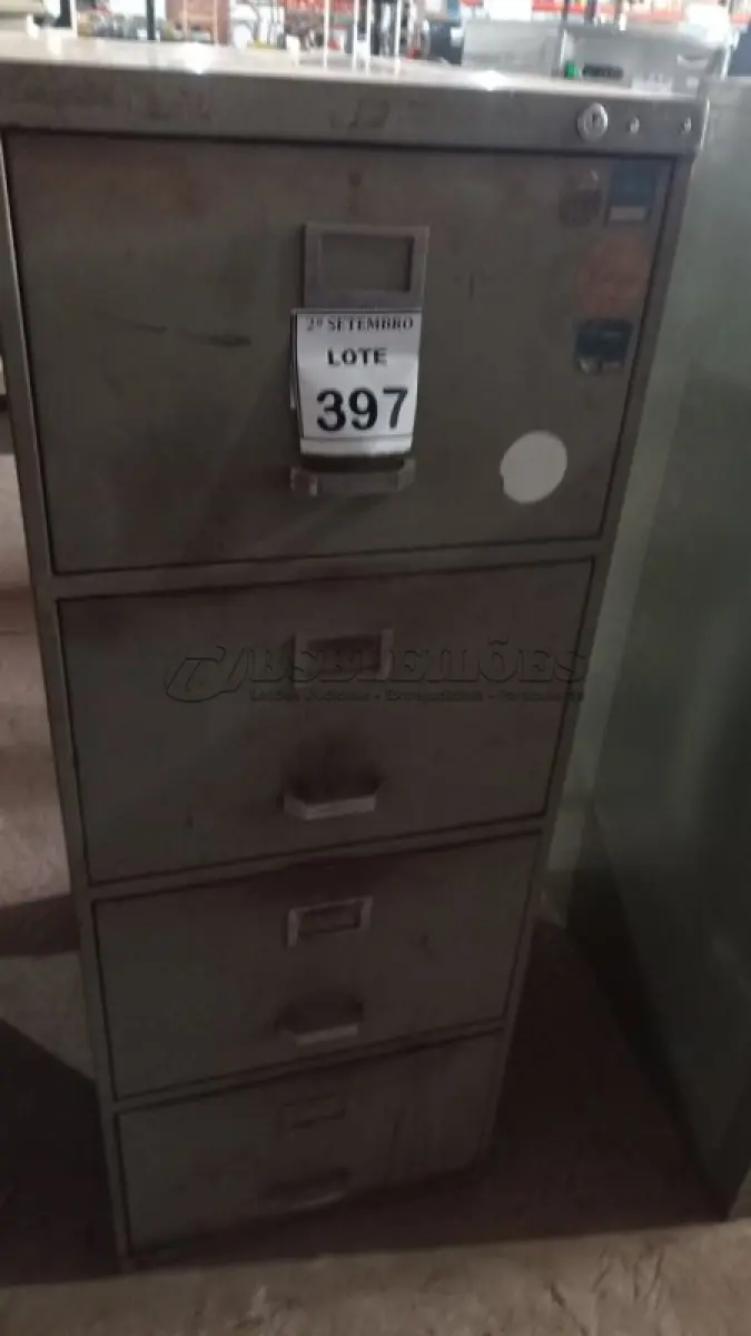 LOTE 397 - 01 ARQUIVO DE AÇO COM 04 GAVETAS. (NO ESTADO) ATENÇÃO! FAZER A VISITAÇÃO ANTES DE ARREMATAR, NÃO SABEMOS SE FUNCIONA, LEILÃO NÃO TEM GARANTIA E NEM DEVOLUÇÃO, SUJEITO A POSSÍVEIS AVARIAS VISÍVEIS/OCULTAS E/OU AUSÊNCIA DE COMPONENTES.