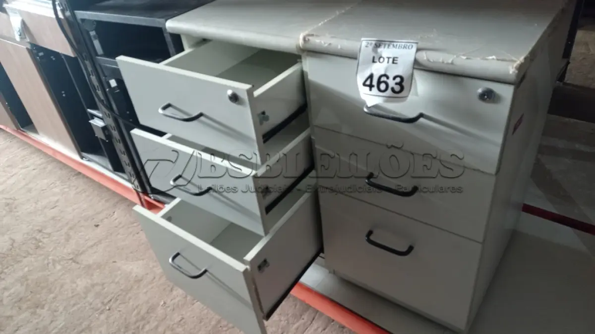 LOTE 463 - 02 GAVETEIROS COM 03 GAVETAS CADA E 01 SUPORTE PARA CPU. (NO ESTADO) ATENÇÃO! FAZER A VISITAÇÃO ANTES DE ARREMATAR, NÃO SABEMOS SE FUNCIONA, LEILÃO NÃO TEM GARANTIA E NEM DEVOLUÇÃO, SUJEITO A POSSÍVEIS AVARIAS VISÍVEIS/OCULTAS E/OU AUSÊNCIA DE COMPONENTES.